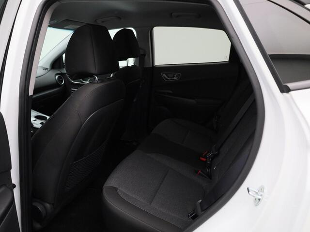 Hyundai Kona EV Fashion 64 kWh | Climate Control / ECC | Licht metalen velgen 17 inch | Cruise control Adaptive| Navigatie | Park Distance Control achter | Achteruitrijcamera | Dakrailing |