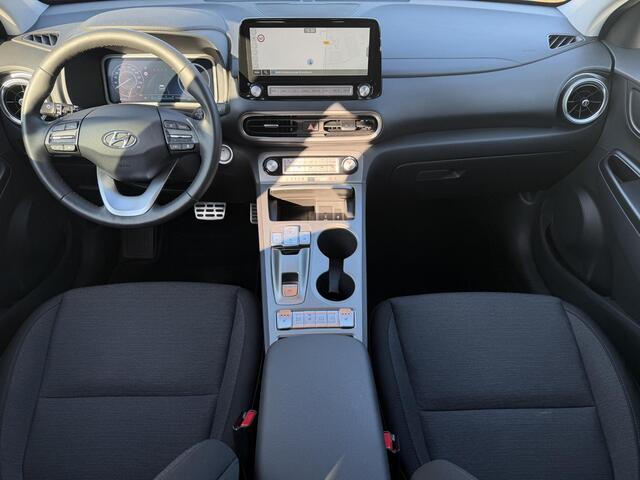 Hyundai Kona EV Fashion 64 kWh / Dealer Onderhouden / Fabrieksgarantie tot 12-2027 / 8 Jaar Batterij Garantie / Navigatie / Camera / Stoel Verwarming / Stuurwiel Verwarming / CCS Snelladen / Adaptieve Cruise / Apple Carplay/& Android Auto /