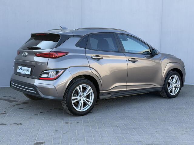 Hyundai Kona EV Fashion 64 kWh / Dealer Onderhouden / Fabrieksgarantie tot 12-2027 / 8 Jaar Batterij Garantie / Navigatie / Camera / Stoel Verwarming / Stuurwiel Verwarming / CCS Snelladen / Adaptieve Cruise / Apple Carplay/& Android Auto /