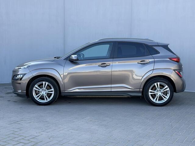 Hyundai Kona EV Fashion 64 kWh / Dealer Onderhouden / Fabrieksgarantie tot 12-2027 / 8 Jaar Batterij Garantie / Navigatie / Camera / Stoel Verwarming / Stuurwiel Verwarming / CCS Snelladen / Adaptieve Cruise / Apple Carplay/& Android Auto /
