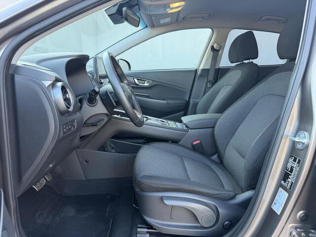 Hyundai Kona EV Fashion 64 kWh / Dealer Onderhouden / Fabrieksgarantie tot 12-2027 / 8 Jaar Batterij Garantie / Navigatie / Camera / Stoel Verwarming / Stuurwiel Verwarming / CCS Snelladen / Adaptieve Cruise / Apple Carplay/& Android Auto /