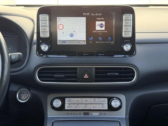 Hyundai Kona EV Premium 64 kWh Automaat / NL auto / Accu SoH 100% / Batterijgarantie 8 jaar 160.000 km / Dealer onderhouden / WLTP 484 km / Warmtepomp / Leder / Navigatie / HUD / Krell audio / Stuur- en stoelverwarming / Stoelventilatie /