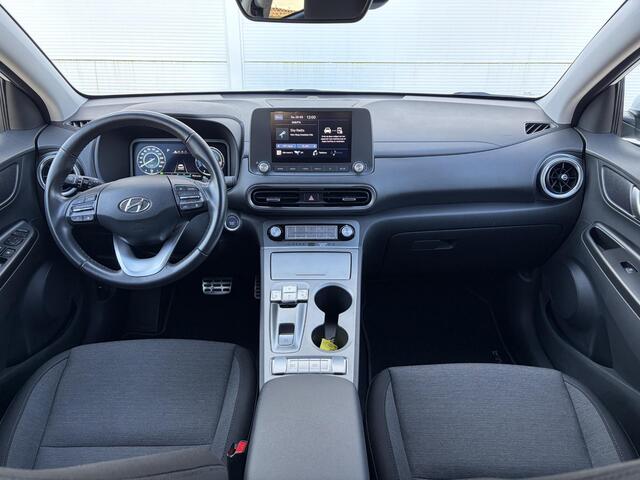 Hyundai Kona EV Comfort 64 kWh / Navi in Apple Carplay/Android Auto / Airco (automatisch) / Cruise control adaptief met Stop&Go / Soh 100 % /