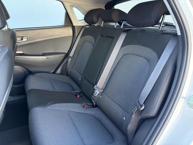Hyundai Kona EV Comfort 64 kWh / Navi in Apple Carplay/Android Auto / Airco (automatisch) / Cruise control adaptief met Stop&Go / Soh 100 % /