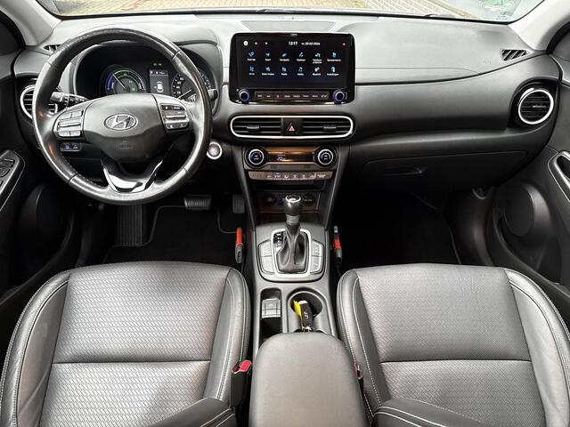 Hyundai Kona 1.6 GDI HEV Premium / Eerste Eigenaar / Dealer Onderhouden / Trekhaak / 1300 KG Trekgewicht / Stoel Verwarming+Verkoeling / Head-Up Display / Elektrische Stoelen / Lederen Bekleding / Adaptive Cruise / Apple Carplay&Android Auto