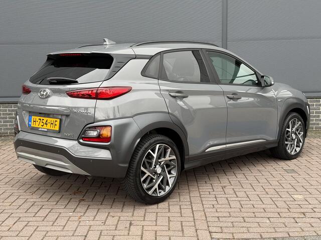 Hyundai Kona 1.6 GDI HEV Premium / Eerste Eigenaar / Dealer Onderhouden / Trekhaak / 1300 KG Trekgewicht / Stoel Verwarming+Verkoeling / Head-Up Display / Elektrische Stoelen / Lederen Bekleding / Adaptive Cruise / Apple Carplay&Android Auto