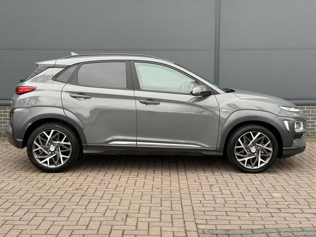 Hyundai Kona 1.6 GDI HEV Premium / Eerste Eigenaar / Dealer Onderhouden / Trekhaak / 1300 KG Trekgewicht / Stoel Verwarming+Verkoeling / Head-Up Display / Elektrische Stoelen / Lederen Bekleding / Adaptive Cruise / Apple Carplay&Android Auto