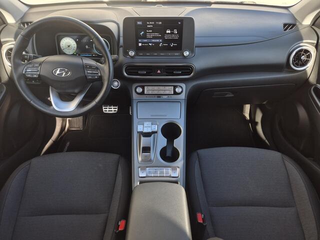 Hyundai Kona EV Comfort Smart 64 kWh Automaat / Dealer onderhouden / Accu SOH 96,70% / Stuur- & Stoelverwarming / CCS Snellader / Navigatie via Apple Carplay of Android Auto / Adaptief cruise control / Achteruitrijcamera / Keyless Entry/Start /