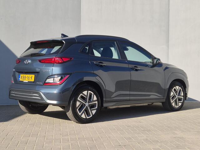 Hyundai Kona EV Comfort Smart 64 kWh Automaat / Dealer onderhouden / Accu SOH 96,70% / Stuur- & Stoelverwarming / CCS Snellader / Navigatie via Apple Carplay of Android Auto / Adaptief cruise control / Achteruitrijcamera / Keyless Entry/Start /