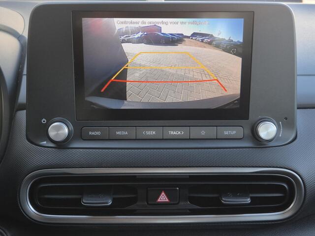 Hyundai Kona EV Comfort Smart 64 kWh Automaat / Dealer onderhouden / Accu SOH 96,70% / Stuur- & Stoelverwarming / CCS Snellader / Navigatie via Apple Carplay of Android Auto / Adaptief cruise control / Achteruitrijcamera / Keyless Entry/Start /