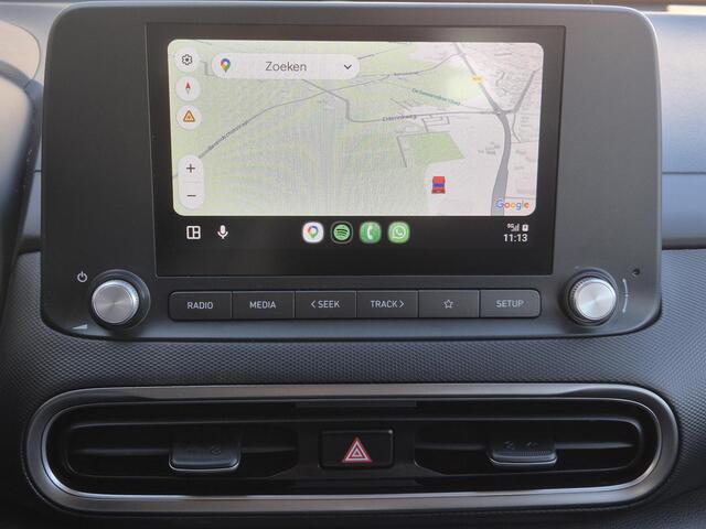 Hyundai Kona EV Comfort Smart 64 kWh Automaat / Dealer onderhouden / Accu SOH 96,70% / Stuur- & Stoelverwarming / CCS Snellader / Navigatie via Apple Carplay of Android Auto / Adaptief cruise control / Achteruitrijcamera / Keyless Entry/Start /
