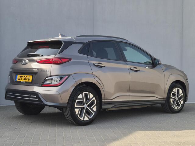 Hyundai Kona EV Comfort Smart 64 kWh Automaat / Accu SOH 100% / Dealer onderhouden / Warmtepomp / CCS Snellader / WLTP bereik 484 km bereik stad 660 km / Stuur- & Stoelverwarming / Krell Audio Systeem / Adaptief cruise control /