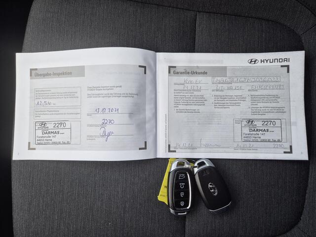 Hyundai Kona EV Comfort Smart 64 kWh Automaat / Accu SOH 100% / Dealer onderhouden / Warmtepomp / CCS Snellader / WLTP bereik 484 km bereik stad 660 km / Stuur- & Stoelverwarming / Krell Audio Systeem / Adaptief cruise control /