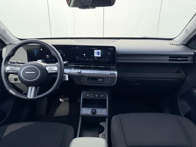 Hyundai Kona Pure 64.8 kWh / Black Pack / Dynamische Navigatie / Stoel- & Stuurverwarming / Adaptive Cruise Control / Climate Control / Privacy Glass /