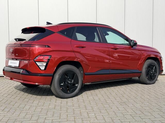 Hyundai Kona Pure 64.8 kWh / Black Pack / Dynamische Navigatie / Stoel- & Stuurverwarming / Adaptive Cruise Control / Climate Control / Privacy Glass /