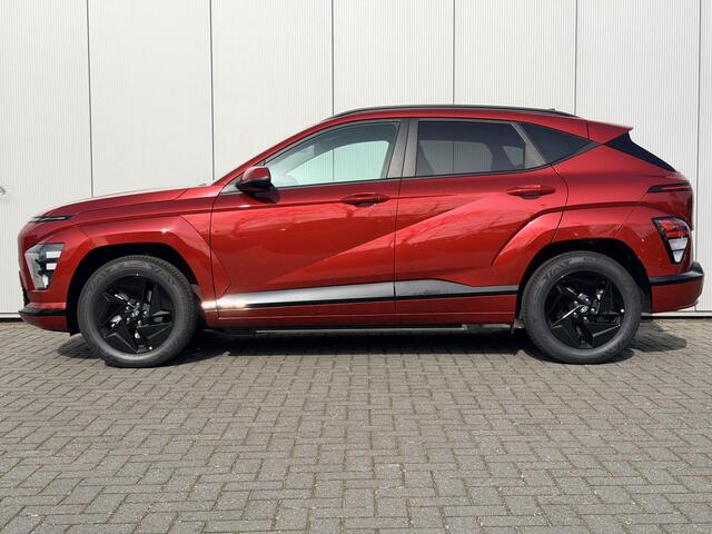 Hyundai Kona Pure 64.8 kWh / Black Pack / Dynamische Navigatie / Stoel- & Stuurverwarming / Adaptive Cruise Control / Climate Control / Privacy Glass /