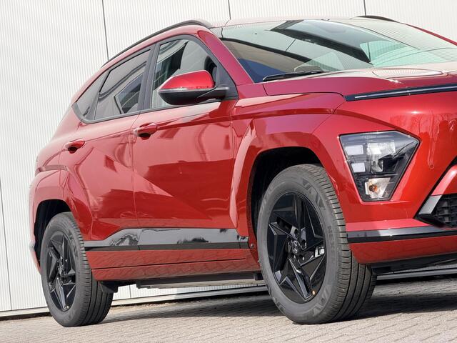 Hyundai Kona Pure 64.8 kWh / Black Pack / Dynamische Navigatie / Stoel- & Stuurverwarming / Adaptive Cruise Control / Climate Control / Privacy Glass /