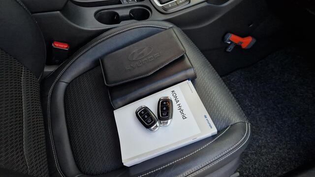 Hyundai Kona 1.6 GDI HEV Premium in prachtige staat en met zeer veel opties.