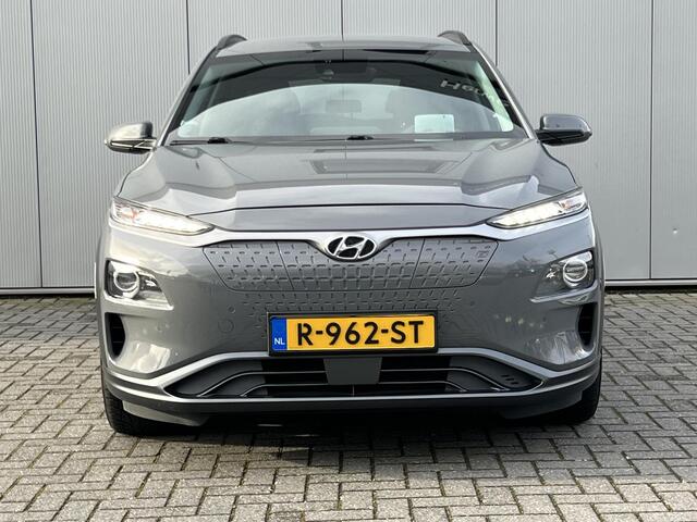 Hyundai Kona EV Premium 64 kWh / Navigatie / Lederen Bekleding / Electrische stoelverstelling / Stoel verwarming en verkoeling /