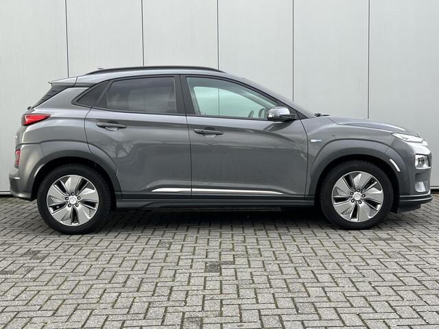 Hyundai Kona EV Premium 64 kWh / Navigatie / Lederen Bekleding / Electrische stoelverstelling / Stoel verwarming en verkoeling /