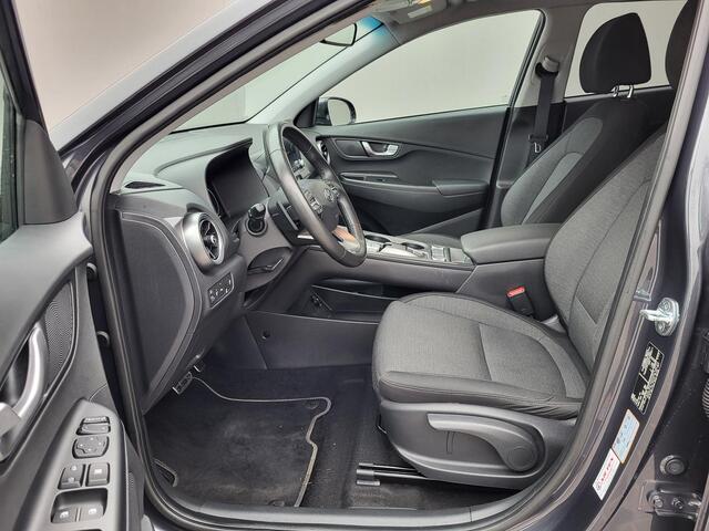 Hyundai Kona EV Comfort 39kWh /SOH 100%/ 3 Fasen Laden /CCS Snelladen / Dealer onderhouden / Apple Carplay / Android Auto / Camera / Kreil audio / DAB / Stuur- en stoelverwarming voor