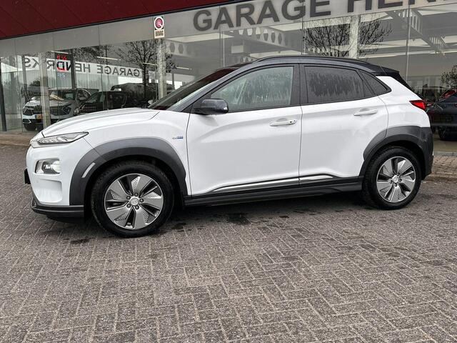 Hyundai Kona EV Fashion 64 kWh | SOH: 95,5% | Full LED | Blindspot | Elektr Stoelen | Two Tone White - Darknight metallic |