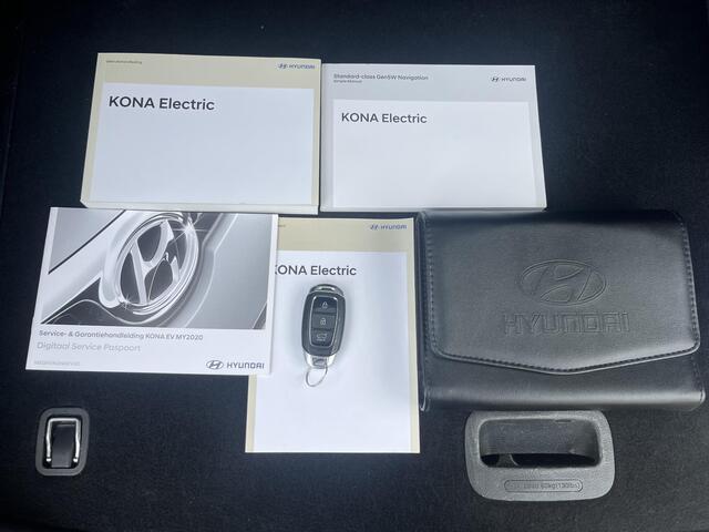 Hyundai Kona EV Fashion 64 kWh / Origineel NL auto / Cruise Control Adaptief / Lane Assist / Dode Hoek Detectie / Keyless Entry & Start / Apple Carplay & Android Auto / Navigatie / Lichtmetalen Velgen 17" / Head-Up Display /