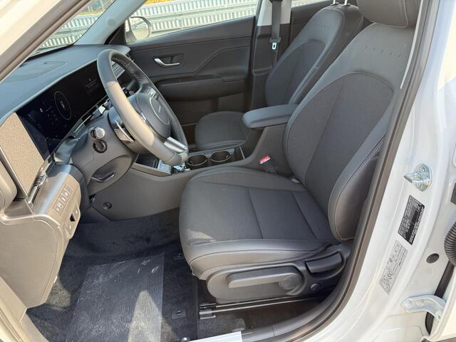 Hyundai Kona 1.6 GDI HEV Comfort Plus / ¤3500,- voordeel / Elektrische Achterklep / Stoel Verwarming V+A / Stuur Verwarming / Keyless / Adaptive Cruise / Navigatie / Apple Carplay & Android Auto /