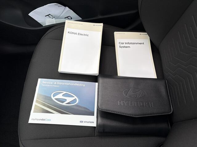 Hyundai Kona Electric Long Range Pure Edition 64.8 kWh / Navigatie / Apple & Android carplay / Airco / Achteruitrijcamera / Parkeersensoren Voor & Achter /
