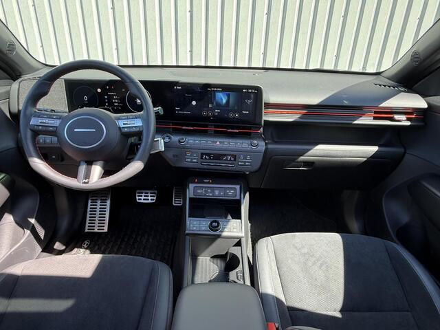 Hyundai Kona 1.6 GDI HEV N Line Sky / ¤3500,- Voordeel / Stoel verwarming/verkoeling / Schuif/Kantel dak / Parkeerassistent / 360 Camera / Dashcam / Elektrische achterklep / Bose Audio /