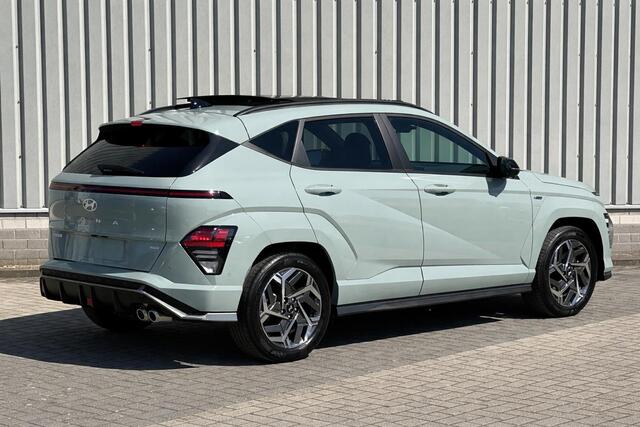 Hyundai Kona 1.6 GDI HEV N Line Sky / ¤3500,- Voordeel / Stoel verwarming/verkoeling / Schuif/Kantel dak / Parkeerassistent / 360 Camera / Dashcam / Elektrische achterklep / Bose Audio /
