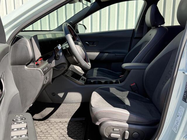 Hyundai Kona 1.6 GDI HEV N Line Sky / ¤3500,- Voordeel / Stoel verwarming/verkoeling / Schuif/Kantel dak / Parkeerassistent / 360 Camera / Dashcam / Elektrische achterklep / Bose Audio /