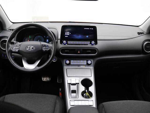 Hyundai Kona EV Fashion 39 kWh / SoH 100% / Warmtepomp / Adaptieve Cruise / Afneembare Trekhaak / HUD / Achteruitrij Camera / 1ste Eigenaar / Dealeronderhouden /