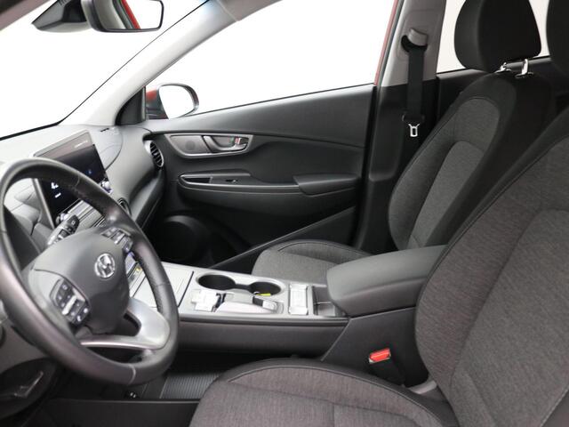 Hyundai Kona EV Fashion 39 kWh / SoH 100% / Warmtepomp / Adaptieve Cruise / Afneembare Trekhaak / HUD / Achteruitrij Camera / 1ste Eigenaar / Dealeronderhouden /