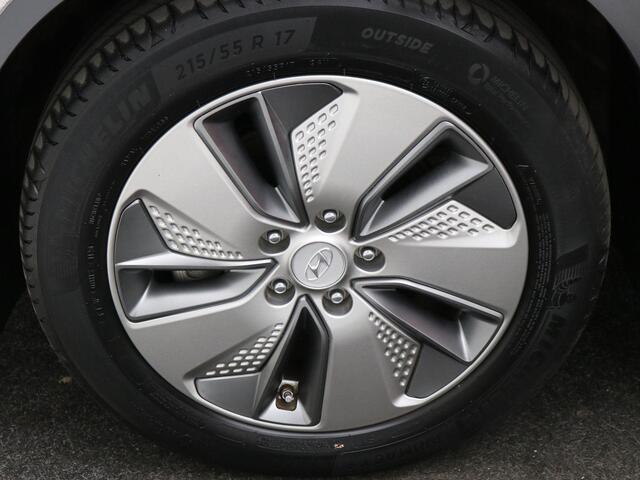 Hyundai Kona EV Fashion 39 kWh / SoH 100% / Warmtepomp / Adaptieve Cruise / Afneembare Trekhaak / HUD / Achteruitrij Camera / 1ste Eigenaar / Dealeronderhouden /