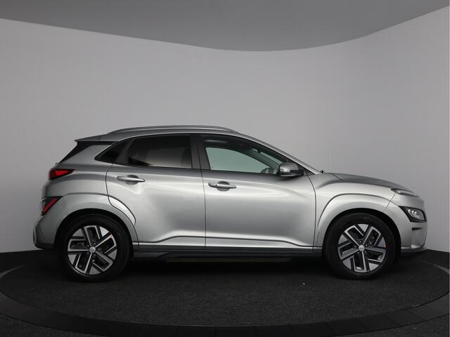 Hyundai Kona EV Comfort Smart 64 kWh | Schuif/kanteldak | Stoelverwarming | Navigatie | LED |