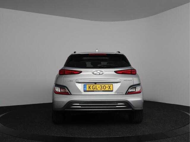 Hyundai Kona EV Comfort Smart 64 kWh | Schuif/kanteldak | Stoelverwarming | Navigatie | LED |