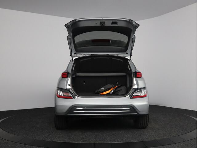 Hyundai Kona EV Comfort Smart 64 kWh | Schuif/kanteldak | Stoelverwarming | Navigatie | LED |
