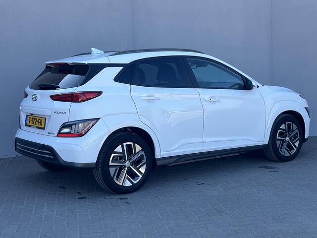Hyundai Kona EV Fashion 64 kWh / 100% SOH/ NL auto / Cruise Control Adaptief / Lane Assist / Dode Hoek Detectie / Keyless Entry & Start / Apple Carplay & Android Auto / Navigatie / Lichtmetalen Velgen 17" / Head-Up Display /