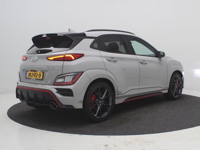 Hyundai Kona 2.0 T-GDI N Performance 280pk DCT8 / Cyber Grey / Fabrieksgarantie tot 04/2027 / Trekhaak / Schuifdak / Dealer Onderhouden / Limited Slip Diff / Adaptieve Cruise / Adaptieve Onderstel / Stoel & Stuurwielverwarming / Elektr. Stoelen / Stoelventilatie / Nav