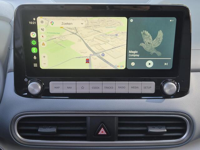 Hyundai Kona EV Premium 64 kWh / SOH 100% / Dealer onderhouden / Head Up Display / CCS snelladen / Stuur- & Stoelverwarming / Warmtepomp / Achteruitrijcamera / Adaptief cruise control / Keyless Entry/Start / Apple Carplay Android Auto /
