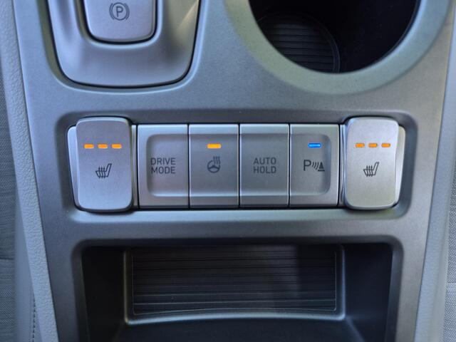 Hyundai Kona EV Premium 64 kWh / SOH 100% / Dealer onderhouden / Head Up Display / CCS snelladen / Stuur- & Stoelverwarming / Warmtepomp / Achteruitrijcamera / Adaptief cruise control / Keyless Entry/Start / Apple Carplay Android Auto /