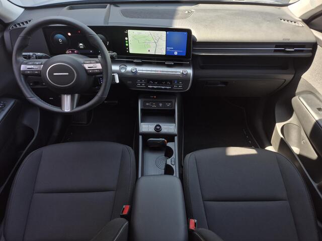 Hyundai Kona Electric Comfort Smart 65.4 kWh / SOH 100% / Fabrieksgarantie tot 04-2030 / Stuur- & Stoelverwarming / CCS snelladen / Achteruitrijcamera / Head Up Display / Adaptief cruise control / Keyless Entry/Start / Apple Carplay Android Auto /