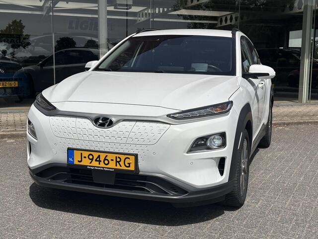 Hyundai Kona EV Premium 64 kWh | SOH: 97,6% | 3 Fase | Full Options | NAP | Leder | Stoelkoeling & Verwarming | LED | Blind-spot | Lage Km-stand! |