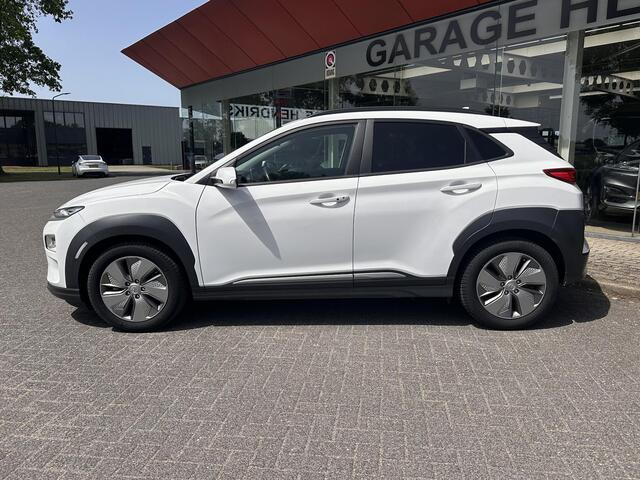 Hyundai Kona EV Premium 64 kWh | SOH: 97,6% | 3 Fase | Full Options | NAP | Leder | Stoelkoeling & Verwarming | LED | Blind-spot | Lage Km-stand! |
