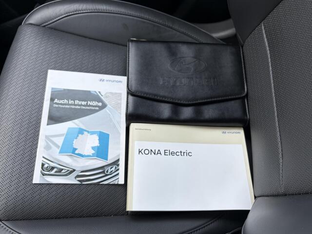 Hyundai Kona EV Premium 64 kWh / Lichtmetalen velgen 17" / Cruise control adaptief met Stop&Go en stuurhulp / Airco (automatisch) /