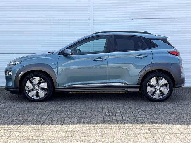 Hyundai Kona EV Premium 64 kWh / Lichtmetalen velgen 17" / Cruise control adaptief met Stop&Go en stuurhulp / Airco (automatisch) /