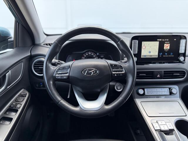 Hyundai Kona EV Premium 64 kWh / Lichtmetalen velgen 17" / Cruise control adaptief met Stop&Go en stuurhulp / Airco (automatisch) /