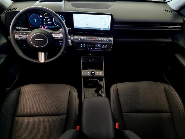 Hyundai Kona Premium 64.8 kWh Long Range / ¤ 3.500,- Voordeel / Uit Voorraad Leverbaar / Prijs is rijklaar / Lederen bekleding / Apple & Android Carplay / Adaptieve Cruise Control / Lane Assist / 100% SoH / Full Option /