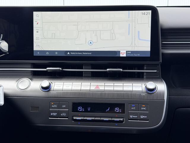 Hyundai Kona 1.6 GDI HEV Comfort Smart / 3000 Voordeel / Stoel- & Stuurverwarming / Achteruitrijcamera / Navigatie / Climate Control / Adaptive Cruise Control / Parkeersensoren Voor + Achter / Digitaal Display / LED Verlichting /